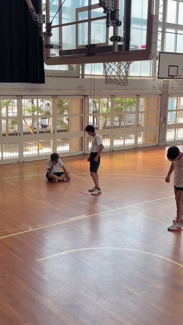 今日は体育館は比較的涼しく、中では２年生のスポーツコースがスポーツⅠの授業を行っていました。

サンバのステップと思いきや、この前習ったスポーツ理論から『SAQトレーニング』(Sスピード、A機敏性、Q素早さ)の実践だそうです。

理論と実践からスポーツを学べるこのコースは、本校で人気のコースです。

一日体験入学では、このコースでどんなことが体験できるのかな？

#新居高校
#静岡県西部地区公立高校 
#普通科コース制 
#総合学科ライク 
#スポーツコース
#saqトレーニング 
#一日体験入学