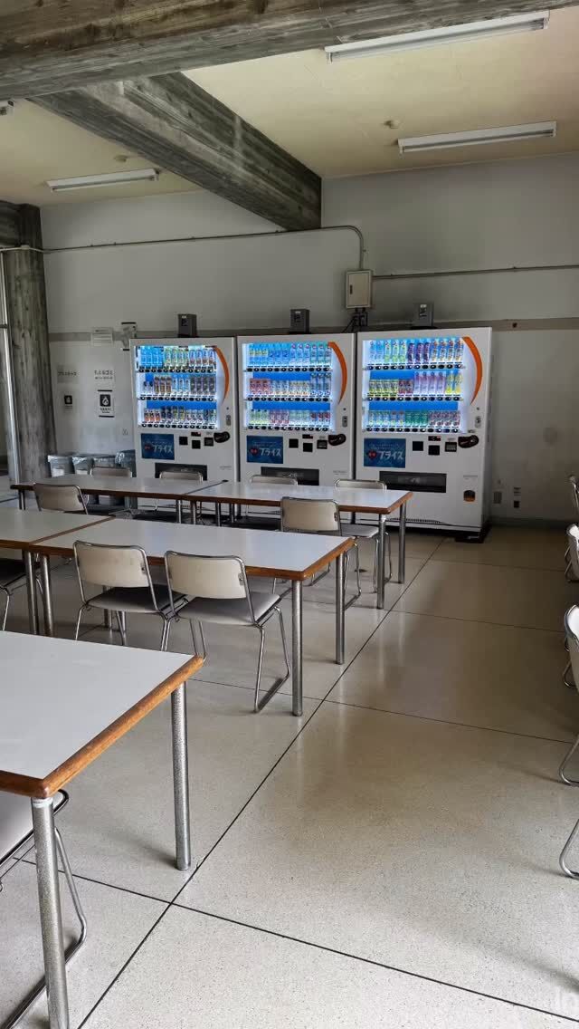 今日は１学期最後の６時間授業。ということは、購買販売も１学期最終日。ということで、購買探訪しました。
購買は疋田商店(疋田家)にお願いしています。疋田のお父様は、本校OB。いつも本校の生徒や部活動に対して、いろいろとご支援頂いています。ありがとうございます。
今日はサンドイッチの日でしたが、あっという間に売り切れ。人気があるのですね。他にも注文でカレーの日があったりと、魅力の購買です。これからもよろしくお願いします🙇
#新居高校
#静岡県西部地区公立高校 
#疋田商店
#購買
#サンドイッチの日
#カレーの日
#群がる子供達
